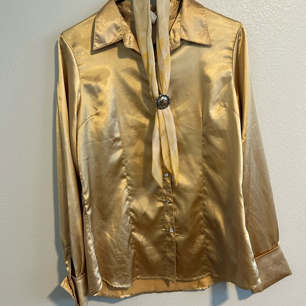 Large mojo gold shiny long sleeve rodeo shirt. With gem buttons.